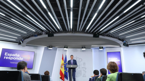 El presidente del Gobierno, Pedro Sánchez, comparece en el Palacio de La Moncloa tras el Consejo de ministros extraordinario celebrado este sábado.