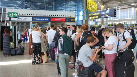 Largas colas ante el mostrador de Ryanair este domingo en el Aeropuerto de Málaga-Costa del Sol, durante la tercera jornada de huelga de los tripulantes de cabina de esta compañía.