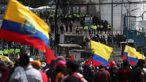 Decenas de policías y antimotines montan guardia durante el paro nacional convocado por la Confederación de Nacionalidades Indígenas del Ecuador