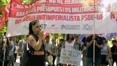 Una manifestante en la marcha de Madrid en contra de la Cumbre de la OTAN