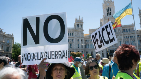 Carteles de "No a la Guerra" en Cibeles, Madrid, durante la marcha en contra de la cumbre de la Otan