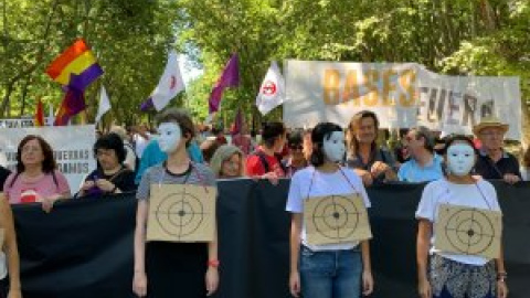 Miles de personas se manifiestan contra la OTAN en un centro de Madrid blindado por la Policía