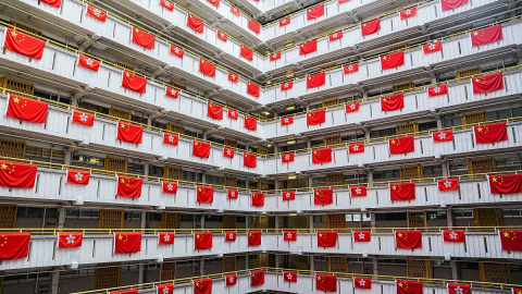 Banderas de China y Hong Kong cuelgan en un edificio residencial hongkonés