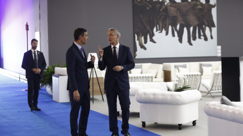 El presidente del Gobierno, Pedro Sánchez (i), y el secretario general de la OTAN, Jens Stoltenberg, en su visita a las instalaciones del recinto IFEMA donde se celebrará la Cumbre de la OTAN. EFE/Rodrigo Jiménez