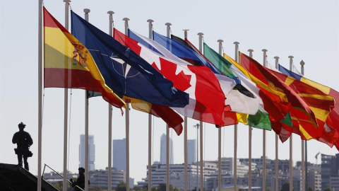 - Banderas de los países asistentes a la cumbre de la OTAN que se celebra hasta el jueves en la capital de España, este martes 28 de junio de 2022 en el aeropuerto Adolfo Suárez Madrid-Barajas.