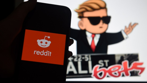 Un smartphone con el logo de la red social Reddit, delante de una pantalla de ordenador en la que se ve el logo de WallStreetBet, el foro que está detrás de los fuertes movimientos en los mercados de EEUU de las últimas semanas. AFP