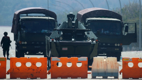 Vehículos militares y soldados bloquean la carretera que lleva al Parlamento de Myanmar, en Naipyidó, la capital.