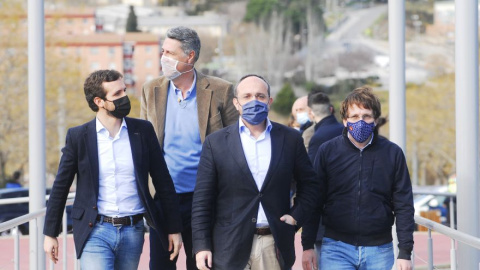 El presidente del PP, Pablo Casado, el alcalde de Badalona (Barcelona), Xavier Garcia Albiol, el candidato al 14F, Alejandro Fernández, y el alcalde de Madrid, José Luis Martínez-Almeida, en un acto de campaña en Catalunya.