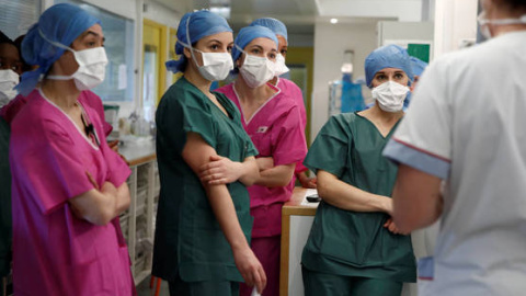 Un grupo de enfermeras durante su tiempo de trabajo. Foto: Reuters