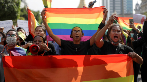 Miembros de la comunidad LGTBIQ forman parte de la protesta contra el golpe militar en Yangon, Myanmar, 08 Febrero 2021.