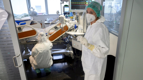 Personal sanitario del Hospital Universitario Marqués de Valdecilla de Santander atiende, este jueves, a enfermos con coronavirus en una de las UCI-Covid del hospital cántabro.