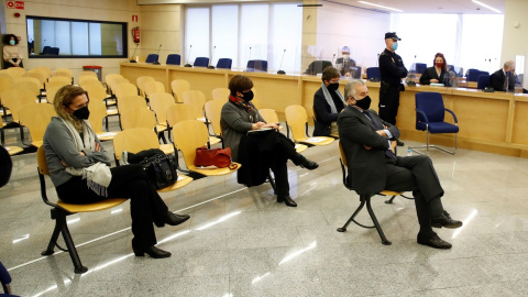 El extesorero del PP Luis Bárcenas sentado en el banquillo de los acusados durante la primera sesión del juicio por el pago de las obras de la sede del partido con la supuesta cja B, en la Audiencia Nacional en San Fernando de Henares. EFE/Juan Carlos H