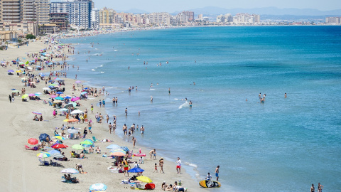 Varias personas se bañan en Playa Galúa, en la Manga del Mar Menor, Cartagena (Murcia).