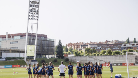 Varias jugadoras de la selección española de fútbol durante un entrenamiento en la Ciudad del Fútbol de las Rozas.