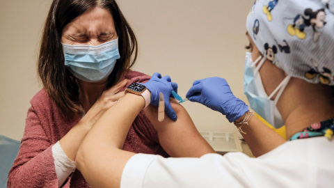 Personal sanitario del Hospital de Can Misses de Ibiza que tras la adaptación de nuevas plantas y espacios del centro hospitalario pasan a ser trabajadores de primera línea, recibe la primera dosis de la vacuna contra la covid este miércoles.