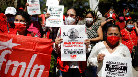 Simpatizantes del Frente Farabundo Martí, en el entierro de un militante que sufrió un ataque a comienzos de febrero.