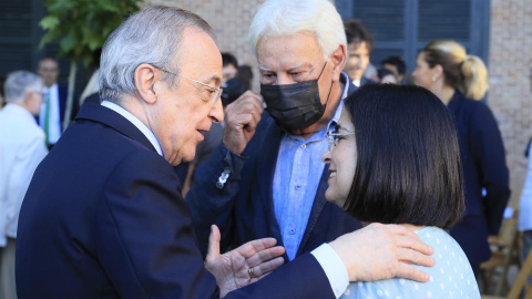 El presidente del Real Madrid, Florentino Pérez (i), conversa con el expresidente del Gobierno Felipe González, y la ministra de Sanidad, Carolina Daría.