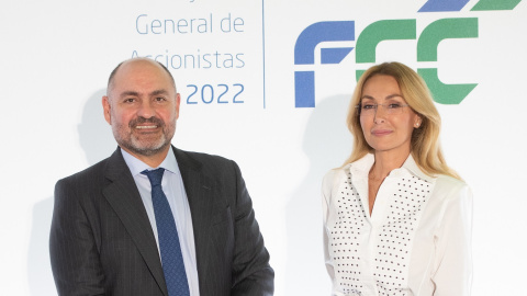 La presidenta de FCC, Esther Alcocer Koplowitz (d), y el consejero delegado de la constructora (Pablo Colio Abril (i).