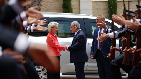 14/06/2022. El primer ministro palestino, Mohammad Shtayyeh, recibe a la presidenta de la Comisión Europea, Ursula Von der Leyen, en Ramala (Cisjordania), a 14 de junio de 2022.