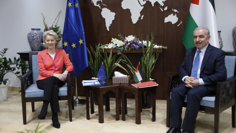 La presidenta de la Comisión Europea, Urseula Von der Leyen con el primer ministro palestino Mohammad Shtayyeh, en Ramala. EFE/EPA/ATEF SAFADI