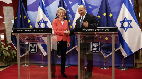 La presidenta de la Comisión Europea, Urseula Von der Leyen con el primer ministro de Israel, Naftali Bennett, en una comparecencia ante la prensa tras su encuentro en Jerusalén. — AMIR COHEN / POOL / EFE/EPA