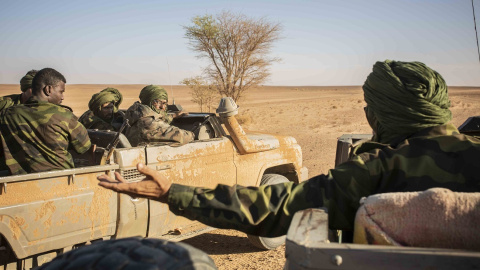 Varias unidades militares saharuis conversan de camino a la zona de conflicto con Marruecos.