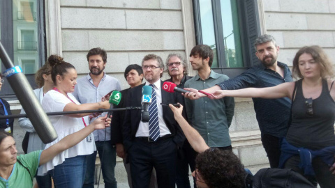 Fabián Salvioli atiende a los medios en la puerta del Congreso de los Diputados.- CEAQUA