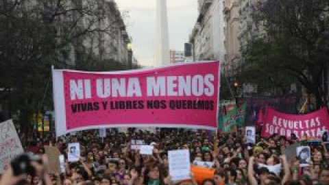 Miles de personas se manifiestan en Argentina para reivindicar justicia contra los feminicidios: "A Lucía la siguen violando los jueces"