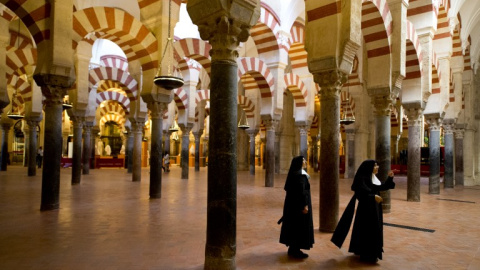 Una monjas visitan la Mezquita-Catedral de Córdoba. AFP / Gerard Julien