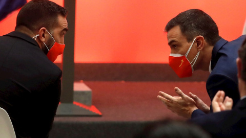 El presidente del Gobierno, Pedro Sánchez (d), conversa con el Alto Comisionado para la España Nación Emprendedora, Francisco Polo (i), durante la Presentación de la Estrategia España Nación Emprenededora, en el Palacio de la Moncloa. EFE/ J.j. Guil