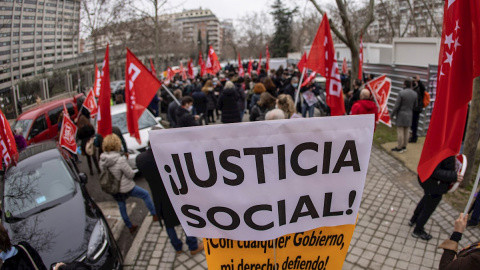 11/02/2021.- Concentración de delegados sindicales convocada por CCOO y UGT bajo el lema "Ahora sí toca".