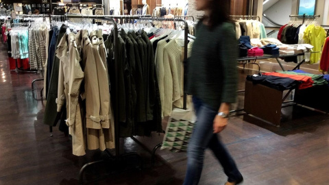 Los comercios podrían empezar a cobrar a aquellas personas que se prueban ropa en sus tiendas - Europa Press