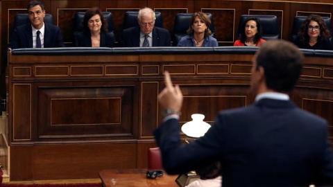 El líder del PP, Pablo Casado, durante su intervención en la sesión de control al Gobierno. - EFE