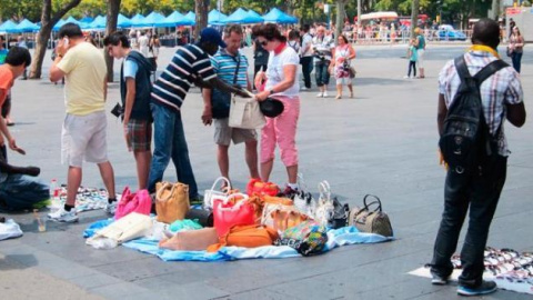 Manteros con productos de venta ambulante ilegal en Barcelona en una imagen de archivo / EFE