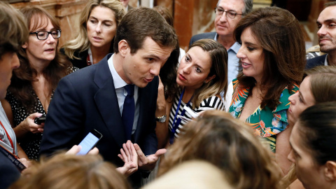 El presidente del PP, Pablo Casado, conversa con los periodistas en los pasillos del Congreso, tras la sesión de control al Gobierno. EFE/Mariscal