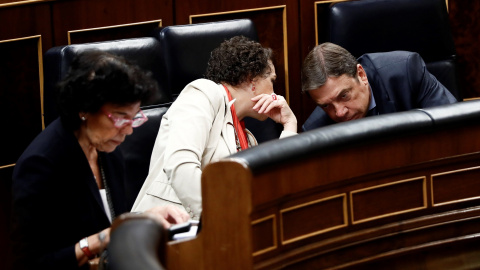 La ministra de Trabajo, Magdalena Valerio, conversa con el de Agricultura, Luis Planas, durante la sesión de control al Gobierno en el Congreso de los Diputados. EFE/Mariscal