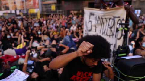 La gente protesta en Madrid por la muerte de al menos 23 inmigrantes el viernes durante un intento de llegar al enclave español de Melilla , España, el 26 de junio de 2022.