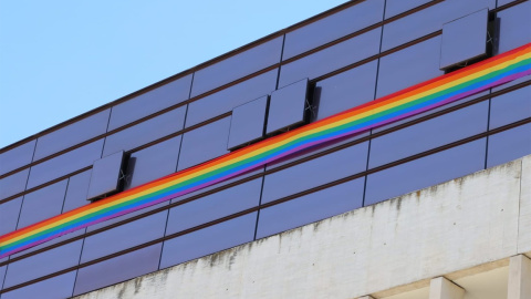 La bandera LGTBI desplegada por el PSOE en las Cortes de Castilla y León.