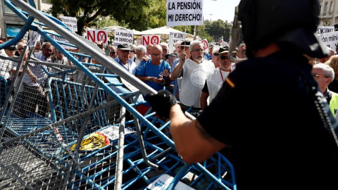 Un grupo de pensionistas que se concentraron este miércoles en el Congreso de los Diputados pidiendo mejoras en sus prestaciones. EFE/Marisc