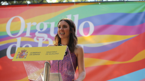 La ministra de Igualdad, Irene Montero, interviene durante la II edición de los Reconocimientos Arcoíris por el Día Internacional del Orgullo LGTBI, a 27 de junio de 2022, en Madrid.