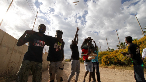 Un grupo de migrantes se dirige al Centro Temporal de Inmigrantes (CETI), mientras celebran el salto de la valla de Melilla, a 24 de junio de 2022, en Melilla.