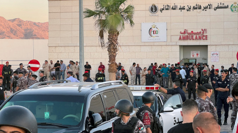 Miembros de la gendarmería jordana en las inmediaciones del hospital después de una fuga de gas tóxico de un tanque de almacenamiento en el puerto jordano de Aqaba, Jordania, a 27 de junio de 2022.