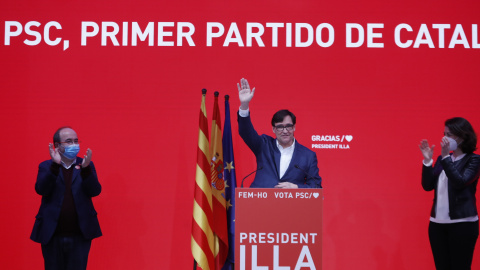 El líder del PSC, Salvador Illa, durant el tancament de la nit electoral després d'empatar en escons amb ERC i de superar els republicans en vots per la mínima.