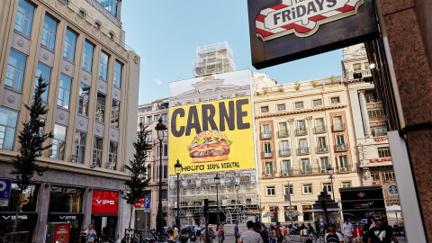 Pancarta publicitaria de Heura anunciando "Carne 100% vegetal" en la Calle Alcalá de Madrid.