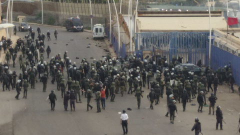 Momento del intento de cientos de migrantes subsaharianos de atravesar las vallas que rodean la ciudad de Melilla