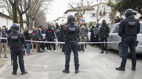 Varios mossos d'esquadra impiden a un grupo de manifestantes acceder a un mitin de Vox el último día de la campaña electoral del 14-F, en Girona.