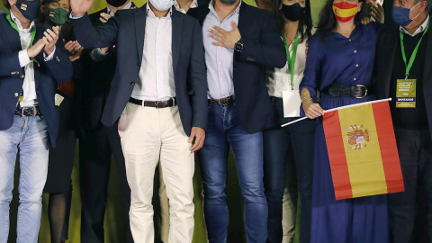 El cabeza de lista de VOX, Ignacio Garriga (2i), acompañado por el presidente del partido, Santiago Abascal (c), y Rocío Monasterio (2d) este domingo.