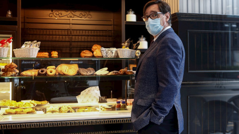 El candidato del PSC a la presidencia de la Generalitat, Salvador Illa , en una cafetería cerca de la sede del partido en Barcelona.