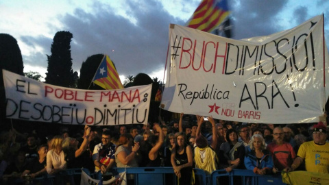 Manifestants davant del Parlament, aquest dilluns a la tarda, al final de la marxa 'Recuperem l'1 d'octubre'. / Maria Rubio