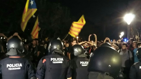 Manifestants i agents dels Mossos d'Esquadra davant del Parlament, passades les 21:30h d'aquest dilluns. / Maria Rubio.